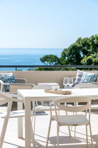 库鲁姆海滩巴比隆库拉姆公寓的阳台上配有白色的桌椅,享有海景
