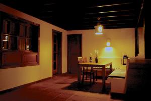 普拉亚布兰卡亚历杭德罗别墅度假屋的一间带桌子和台灯的用餐室