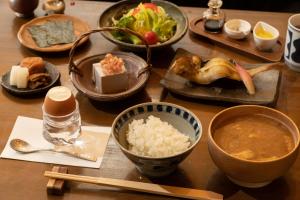 神户哈纳科亚多酒店的一张木桌,上面放着一碗食物和米饭