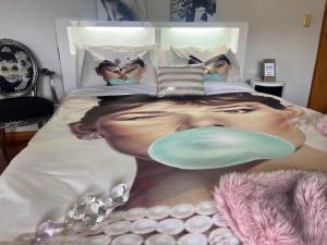 皇后镇Breakfast at Tiffanys的一张带面具的男人画床