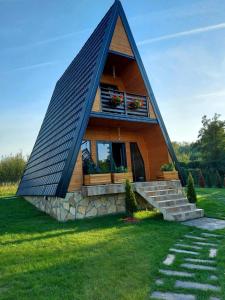 维尔蒂尼克Vila Grujic的草坪上带三角形屋顶的房子