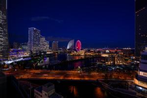 横滨横滨樱木町华盛顿酒店的享有城市天际线的美景。