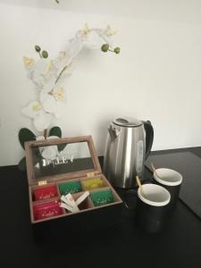 JumetThe Manhattan Luxury suite的茶壶桌子和带杯子的托盘