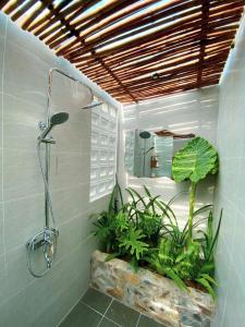 Cái RăngBến Đò Xưa Homestay & Coffee的带淋浴和植物的浴室
