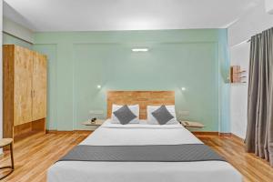 班加罗尔Upar Hotels Indiranagar的一间卧室,卧室内配有一张大床