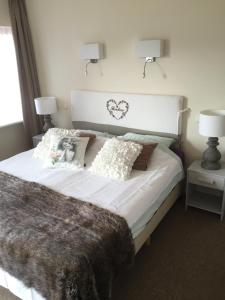 斯霍尔赫伯格酒店的卧室配有一张带白色床单和枕头的大床。
