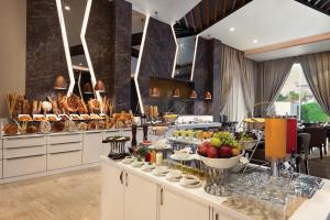 阿里格尔Ramada by Wyndham Aligarh GT Road的在酒店客房内享用自助早餐,包括食物