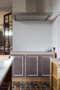 阿纲尔赫姆vakantiehuis ter poele的厨房配有灰色橱柜和炉灶烤箱