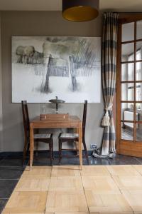 阿纲尔赫姆vakantiehuis ter poele的一间带木桌和两把椅子的用餐室