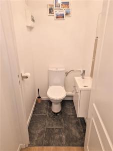 图尔Bel Appartement Hypercentre的白色的浴室设有卫生间和水槽。