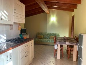弗里米尼迪夸尔图Residenza Sophié的一间厨房,内设一张桌子和一张沙发