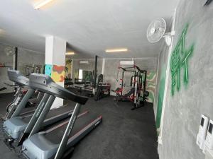 莱利海滩Social Quarters的健身房设有跑步机和涂鸦墙