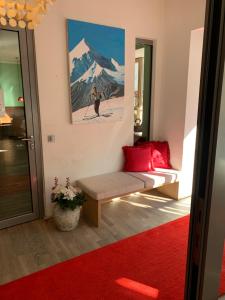 萨尔茨堡Bergland Hotel - Adults only的一间房间,墙上挂着一张长椅和一幅画