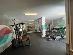 莱利海滩Blanco Hideout Railay - Youth Hostel 18 to 35 Only的一间健身房,里面配有数台跑步机和机器