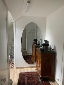 Ris-OrangisDomaine de Ris的一间位于客房内的带镜子和水槽的浴室