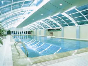 泉州泉州悦华酒店的大型室内游泳池和天花板