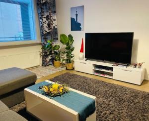 拉彭兰塔Studiohuoneisto Vallikadun Helmi的客厅配有平面电视和桌子。