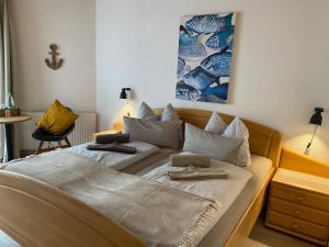 博尔库姆Strandbude Borkum的一间卧室配有两张带枕头的床。
