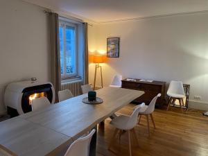 比桑La maison des douceurs的客厅配有桌椅和壁炉