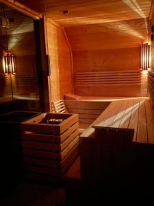 格赫伦-莱宾Villa Major的木制桑拿浴室设有长凳和浴缸