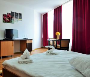 克卢日-纳波卡佐尔络公寓式酒店的酒店客房,配有带毛巾的床
