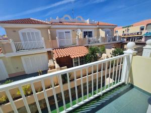 卡勒达德福斯特We Fuerteventura的房屋的阳台享有风景。