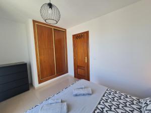卡勒达德福斯特We Fuerteventura的一间卧室配有一张床和一扇木门