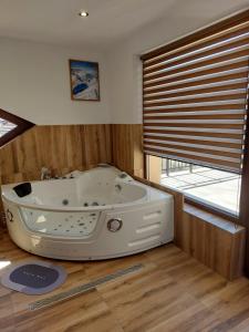贝利伊斯库尔Къща за гости Бялото Конче的窗户客房内的浴缸