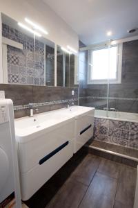 索尔特奥瑟戈尔Hossegor - Lumineux - Plage 100m - Surf - Lac的浴室配有大型白色水槽和浴缸。