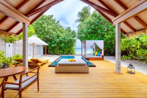 鲁阿环礁Furaveri Maldives的一个带床和游泳池的户外甲板