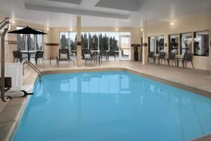北小石城北小石城万怡酒店的一座蓝色海水的大型游泳池