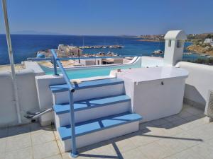皮索利瓦迪Villa Danae - Seaside Villa with Pool & Hot Tub的建筑物一侧的蓝色楼梯