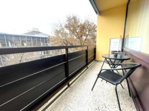 格拉茨**Modernes Apartment in zentraler Lage**的阳台配有桌子和椅子。