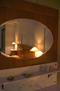 OberstammheimHirschen Stammheim的浴室设有大镜子和水槽