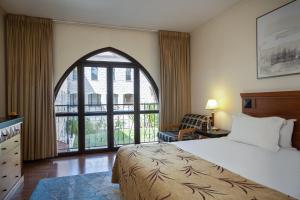 萨法德Ruth Safed By Dan Hotels的酒店客房设有一张床和一个大窗户