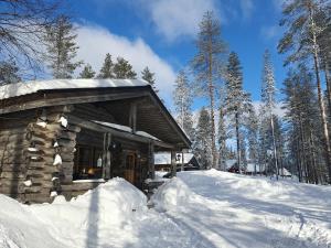 索特Kieppi的小木屋被雪覆盖