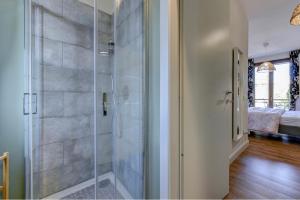 佩斯基耶拉德加达Casagnese的带淋浴的浴室和玻璃门