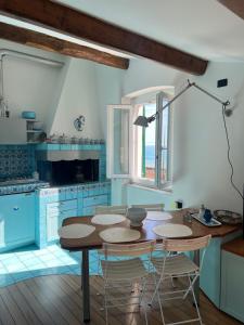 蒙特罗索阿尔马雷Elegant apartment with sea view的一间厨房,里面配有桌椅