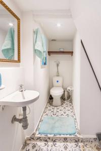波哥大Casa Seta - La Candelaria的一间带卫生间和水槽的小浴室