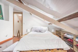 波哥大Casa Seta - La Candelaria的阁楼上的卧室配有一张大床