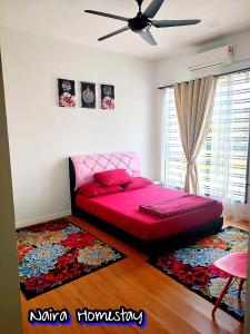 哥打巴鲁Naira Homestay Kota Bharu ,Wakaf Che Yeh 4 Bilik 3 Aircond的卧室配有粉红色的床和地毯。