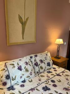 塞勒玛Casa Pedro in Salema - Oceanview & beach的一间卧室配有一张带花卉床罩的床
