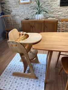 CassingtonSecret little hideaway - with proximity to Oxford的木桌和椅子