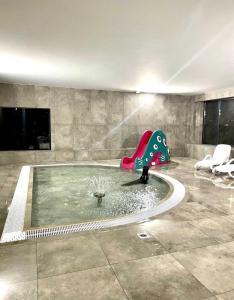 济夫努夫Alexis apartament Dziwnów的喷泉间的一个游泳池