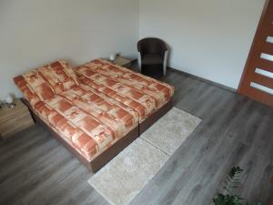 Závažná PorubaVila Danmar - rent whole vila or upper floor apartment的一间卧室配有一张床和一把椅子