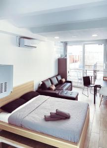 巴塞罗那CAMP NOU & FiRA BUSINESS LOFTS的一间卧室配有一张大床和一张沙发