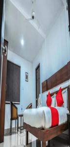 Redbell Suites Manjeri客房内的一张或多张床位
