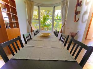 雅弗尼וילת שגיא - חופשה כפרית ליד הכנרת - Sagi Villa的一张餐桌,上面有黄色的盘子
