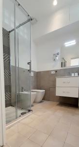 锡拉库扎BARBARA Classy Apartment 101的带淋浴、浴缸和盥洗盆的浴室