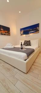 锡拉库扎BARBARA Classy Apartment 101的卧室内的一张大白色床,配有桌子